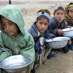 Afghanistan Barbara Schiavulli (Radio Bullets) a Forrest racconta la missione alla periferia di Kabul: «Abbiamo portato cibo e giochi a quattro fratellini rimasti soli» - RaiPlay Sound