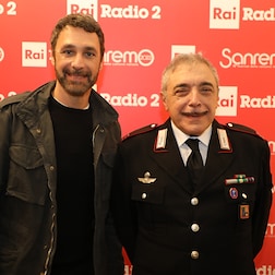 L'incursione di Nino Frassica e Raoul Bova a Rai Radio2 - RaiPlay Sound