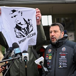 La gaffe di Salvini sulla maglietta di Putin letta dall'artista Francesco Vezzoli - RaiPlay Sound