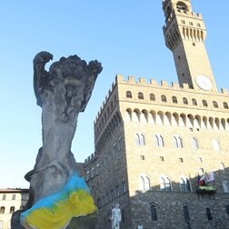 Firenze la statua di Francesco Vezzoli "vandalizzata" coi colori della bandiera ucraina - RaiPlay Sound