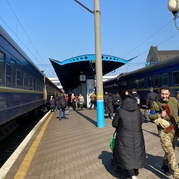Sul treno Leopoli-Kiev tra ansia e incertezza - RaiPlay Sound