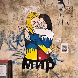 Guerra in Ucraina, sui muri di Roma l'abbraccio delle donne per la Pace - Laika a Radio1 in vivavoce - RaiPlay Sound