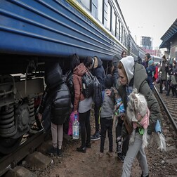 Dopo i profughi siriani, la stazione di Milano accoglie anche quelli ucraini. Il "Quelli che..." di Paolo Maggioni a Forrest - RaiPlay Sound