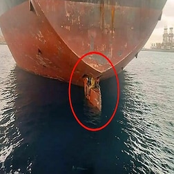 Lucia Goracci corrispondente esteri Rai commenta la foto del drammatico viaggio dei tre africani aggrappati al timone di una petroliera - RaiPlay Sound