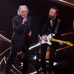 Sanremo 2023 prima serata Tutto l'Ariston balla sul medley dei Pooh - RaiPlay Sound