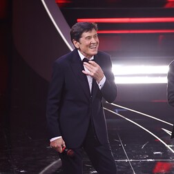 Sanremo 2023 seconda serata Gianni Morandi canta 'Uno su mille' - RaiPlay Sound