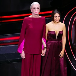 Sanremo 2023 seconda serata L'attivista iraniana Pegah con Drusilla Foer sul palco dell'Ariston - RaiPlay Sound