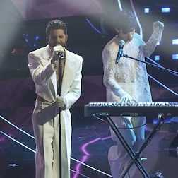 Sanremo 2024 serata finale Santi Francesi cantano "L'amore in bocca" - RaiPlay Sound