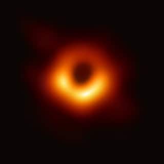 Copertina Intorno al buco nero
